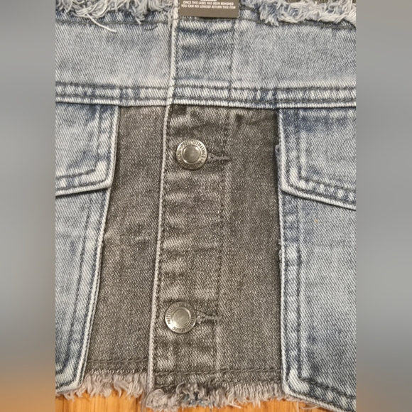 💚 NWT Pretty Little Thing Two-Tone Cropped Denim Jacket - Picture 4 of 8